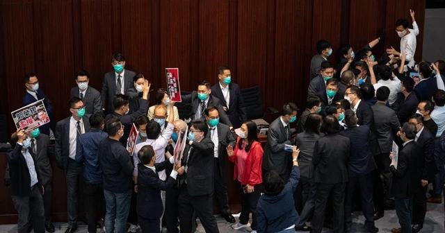 Hong Kong parlamentosu savaş alanına döndü