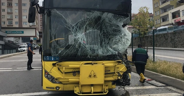 İETT otobüsü sulama aracına çarptı