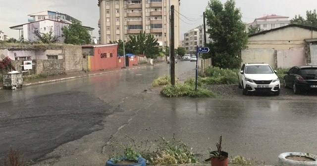 Iğdır’da kuvvetli rüzgar, fırtına ve yağmur etkili oldu