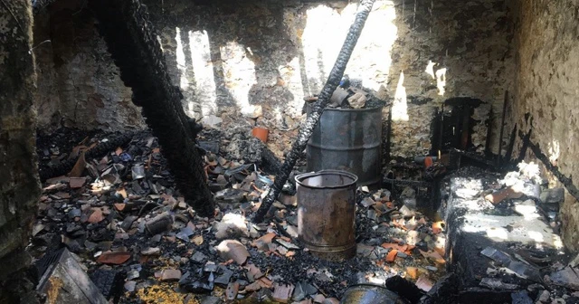 İki katlı yayla evi yandı
