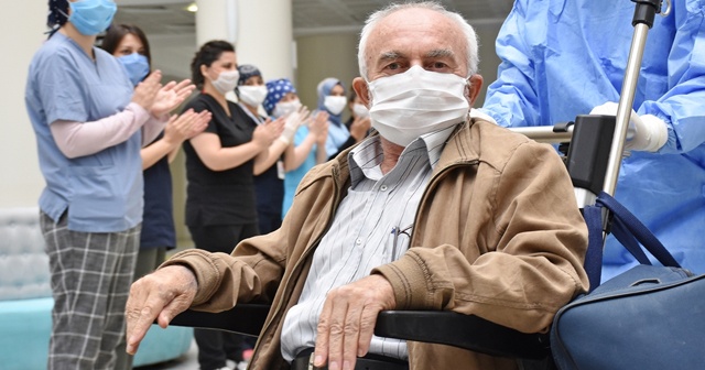 İmmün plazma ile iyileşen 71 yaşındaki Kovid-19 hastası taburcu edildi