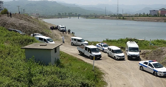 Irmaktan kadın cesedi çıkartıldı