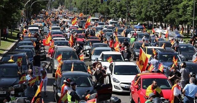 İspanya’da korona kısıtlamalarına “araçlı” protesto