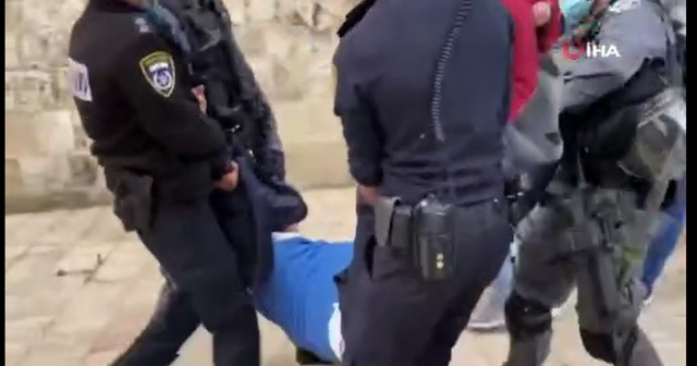 İsrail polisi, Filistinli yaşlı adamı yerlerde sürükledi