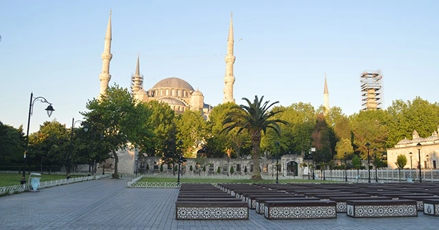 İstanbul'da bayram sabahı dolup, taşan camiiler ve meydanlar boş kaldı