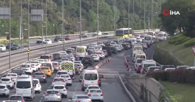 İstanbul’da kısıtlamanın sona ermesinin ardından trafik kilitlendi