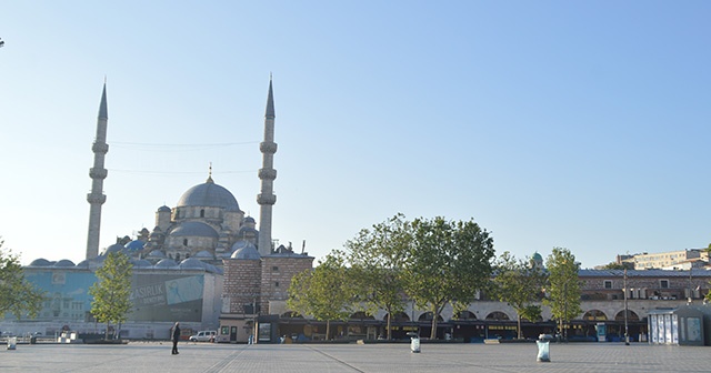 İstanbul&#039;da meydanlar ve yollar boş kaldı