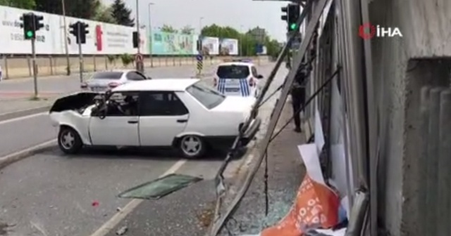 İstanbul’da otomobil durağa daldı: 1’i ağır 3 yaralı