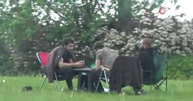İstanbul’da şaşırtan görüntü: E-5’in yanı başında piknik yapıp tavla oynadılar