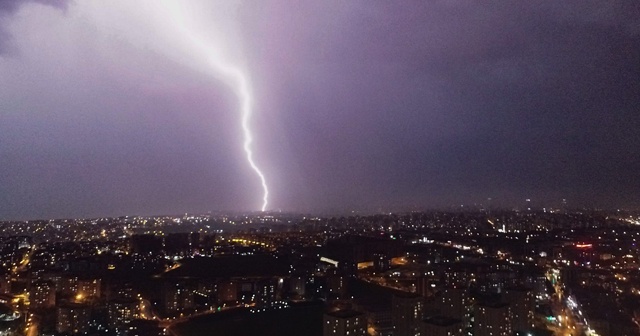 İstanbul’da şimşekler geceyi aydınlattı