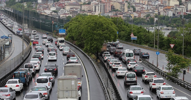 İstanbul&#039;da trafik yoğunluğu arttı