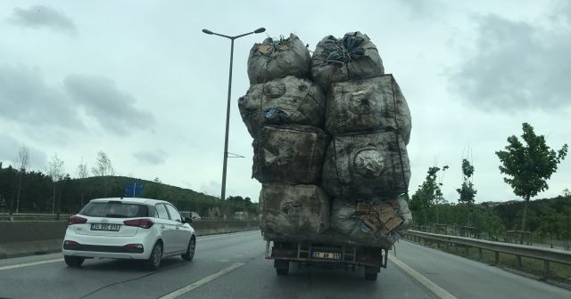 İstanbul’da yük sınırını aşan kamyonetin tehlikeli yolculuğu kamerada