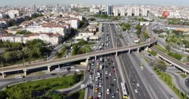 İstanbul mesai bitimi sonrası oluşan trafik yoğunluğu havadan görüntülendi