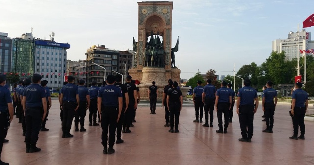 İstanbul polisi Taksim Meydanı&#039;nda 19.19’da İstiklal Marşı&#039;nı okudu