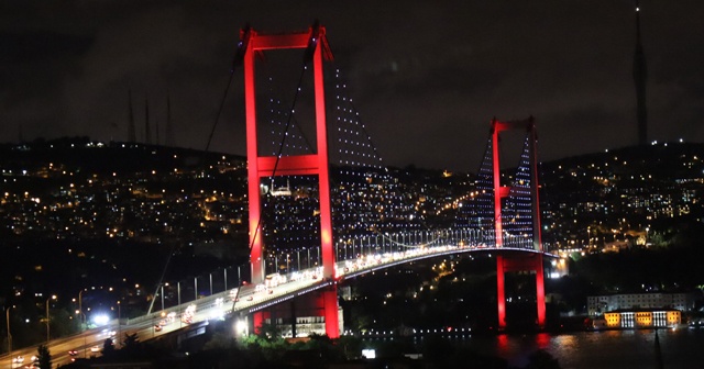 İstanbul&#039;un köprüleri Azerbaycan bayrağı renklerine büründü