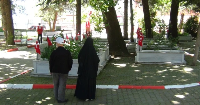 İzinlerin başlamasıyla ilk gittikleri yer mezarlık oldu