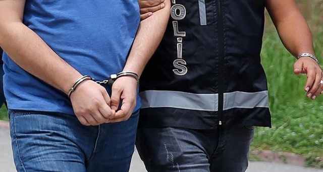 İzmir&#039;de bir genç kızı taciz ve gasp eden 2 kişi tutuklandı