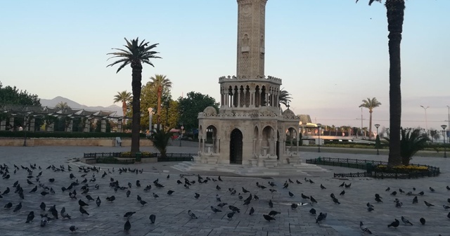 İzmir&#039;de cadde ve meydanlar boş kaldı