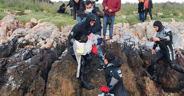 İzmir&#039;de Yunan sahil güvenliğinin Türk kara sularına ittiği sığınmacılar kurtarıldı