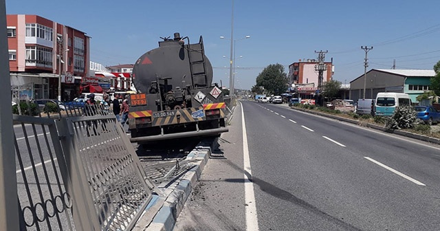 İzmir’de zift yüklü kamyon ile otomobil çarpıştı: 2 yaralı