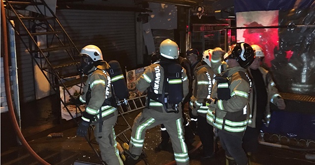 Kadıköy Balıkçılar Çarşısı&#039;ndaki balık restoranı alev alev yandı