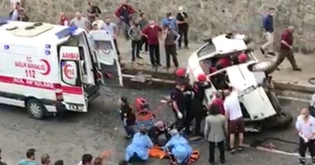 Kamyonun arkadan çarptığı dolmuşta can pazarı