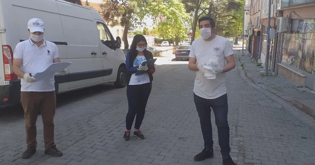 Kapı kapı maske dağıtıyorlar