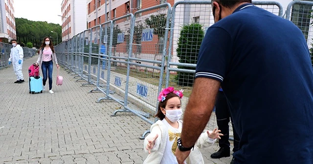Karantinadan çıkan küçük Şura babasına koştu