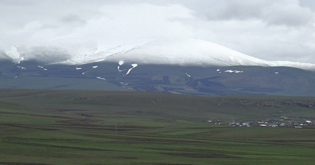 Kars’ta yüksek kesimlere kar yağdı