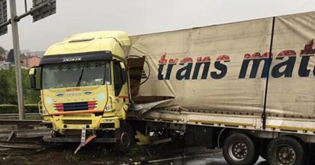 Kaza yapan tır Karadeniz sahil yolunu trafiğe kapattı