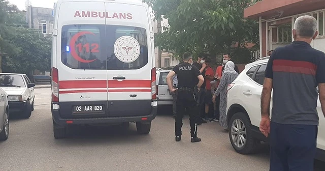 Kendi kendini bıçaklayarak yaraladı