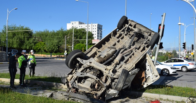 Kırmızı ışıkta geçen otomobil minibüse çarptı: 3 yaralı