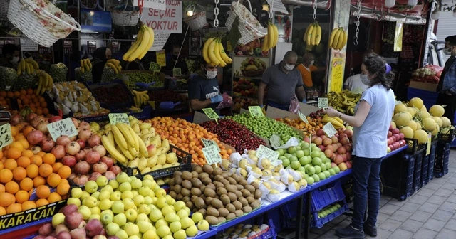 Kısıtlama gününde ilk defa kepenk açan kasap ve manavlarda yoğunluk