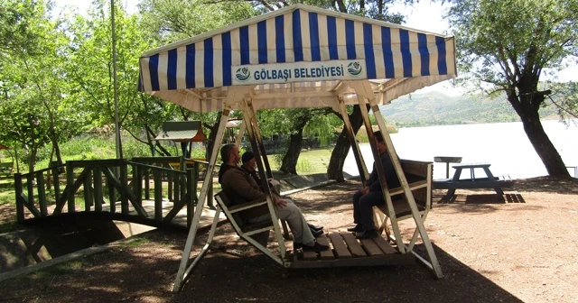 Kısıtlama kalkınca göl kenarında sohbet ettiler