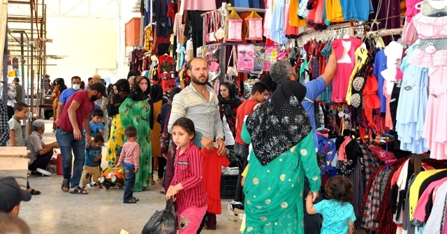 Kısıtlama öncesi vatandaşlar pazara akın etti