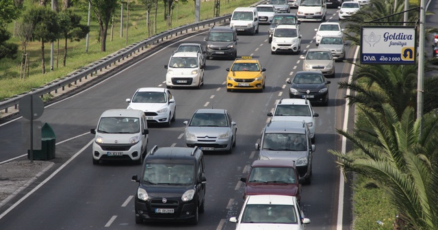 Kısıtlama sonrası ilk iş günü İzmir&#039;de trafik yoğunluğu