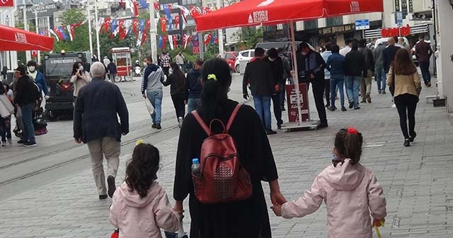 Kısıtlama sonrası Taksim Meydanı ve İstiklal Caddesi&#039;nde hareketlilik