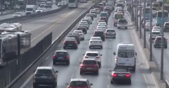Kısıtlamanın ardından ilk sabahta E-5'te yoğun araç trafiği