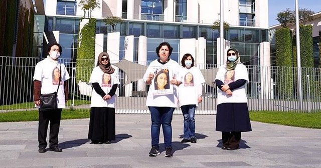 Kızı PKK tarafından kaçırılan anne başbakanlık önünde eylem yaptı