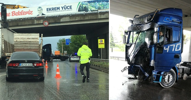 Köprü direğine çarpan tır trafiği kilitledi