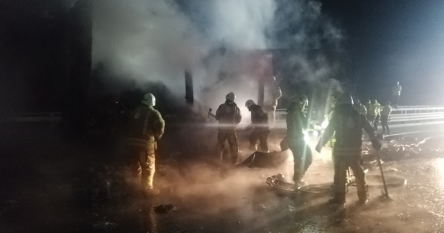 Kuzey Marmara Otoyolu&#039;nda medikal maske yüklü tır dorsesinde yangın