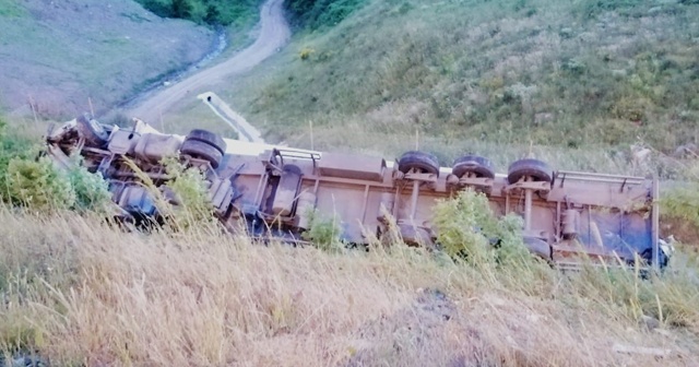 Kuzey Marmara Otoyolu&#039;nda tır şarampole uçtu: 1 yaralı