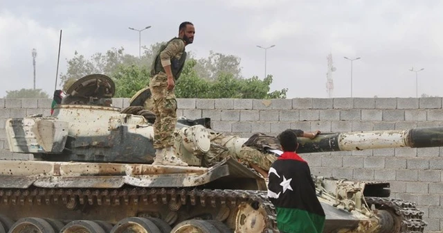 Libya ordusu Trablus'un güneyinde ilerliyor