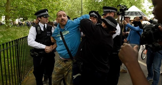 Londra'da sokağa çıkma kısıtlamalarına karşı gösteri düzenlendi