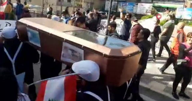 Lübnan’da tabutlu protesto