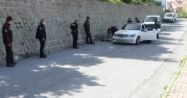 Lüks otomobilin önünü kesti, tabanca ile bacağından vurdu