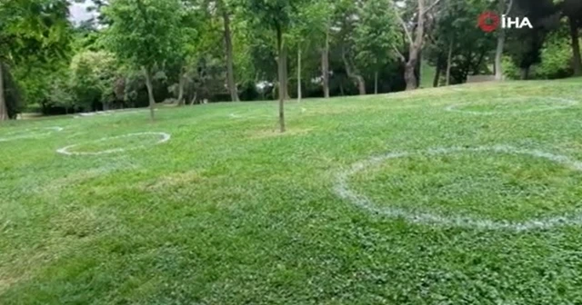 Maçka Parkında çemberli sosyal mesafe dönemi