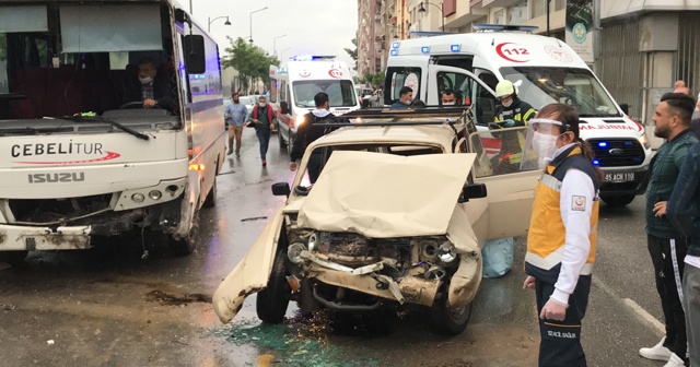 Manisa&#039;da işçi servisi otomobille çarpıştı: 5 yaralı