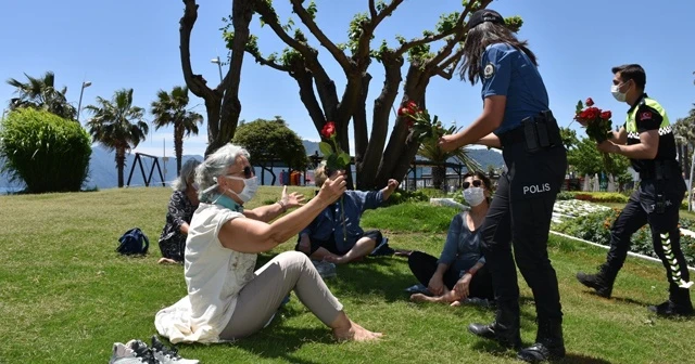 Marmaris’te 65 yaş üstü vatandaşlar 7 hafta sonra sokağa çıktı