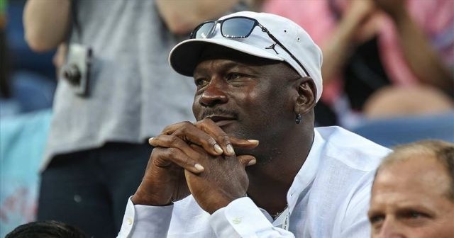 Michael Jordan'ın imzalı ayakkabısı 560 bin dolara satıldı